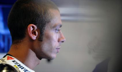 Misano, Libere 1:<br> Valentino Rossi fa gli onori di casa